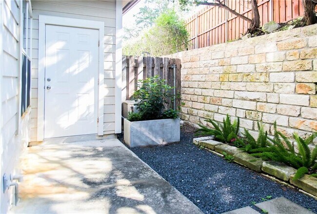 Building Photo - 10300 Morado Cove