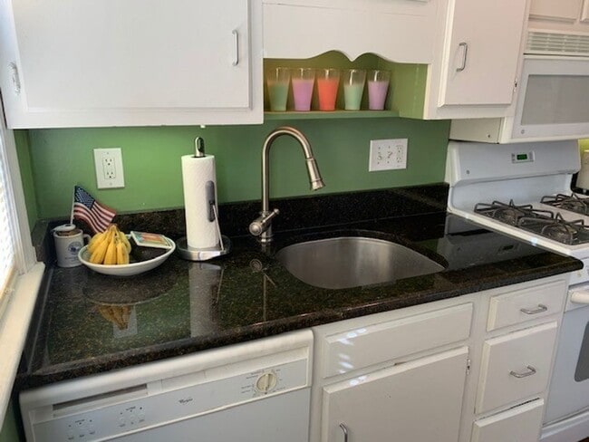 Building Photo - Beautiful 2 Bedroom 1 Bathroom End Unit, B...