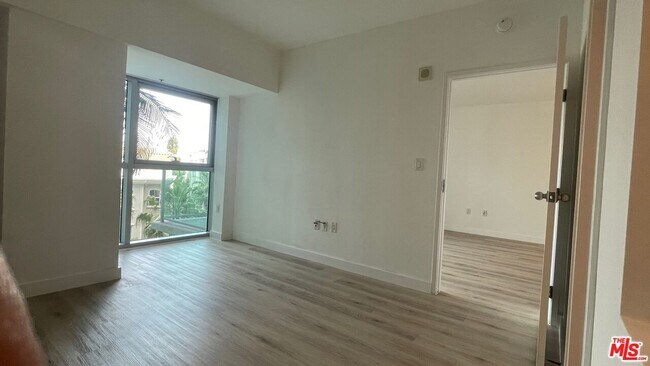 Building Photo - 13700 Marina Pointe Dr