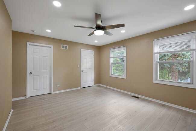 Building Photo - 1356 Larchmont Dr