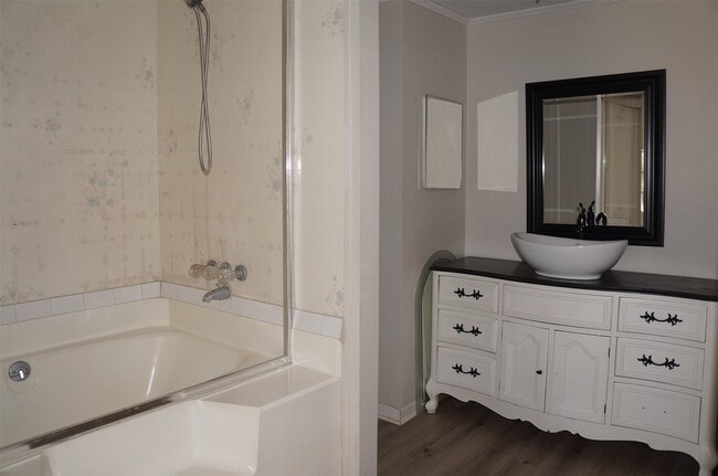 Building Photo - 650 Thousand Oaks