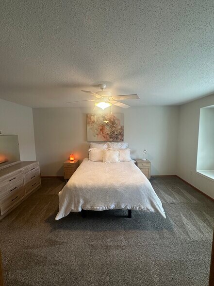 Master bedroom. - 2132 Ridgeview Cir