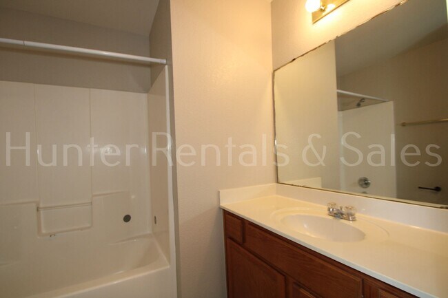 Building Photo - Spacious!