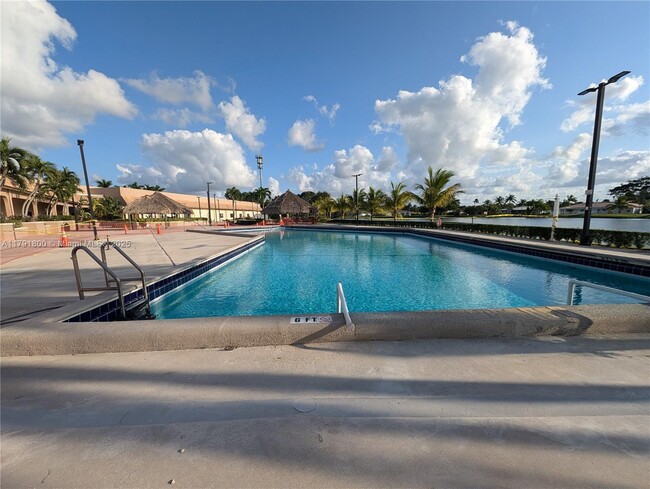 Building Photo - 310 Lakeview Dr