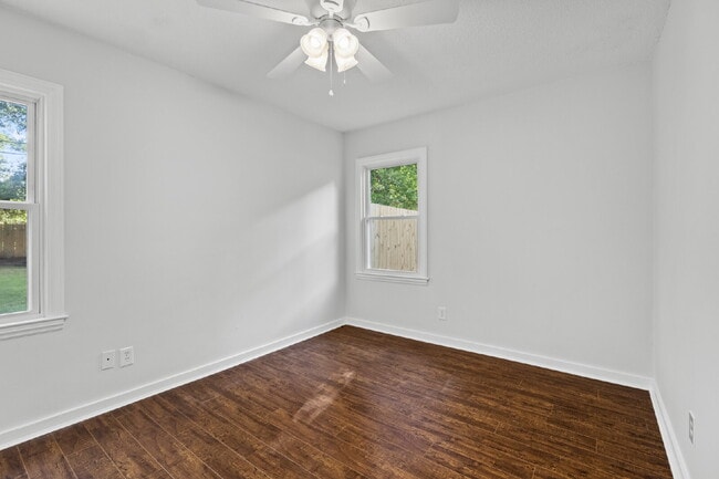 Building Photo - 3 bed 1 bath ranch with large storage/workshop building