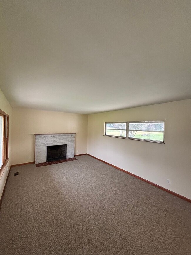 Building Photo - Newly Remodeled rancher in Halls