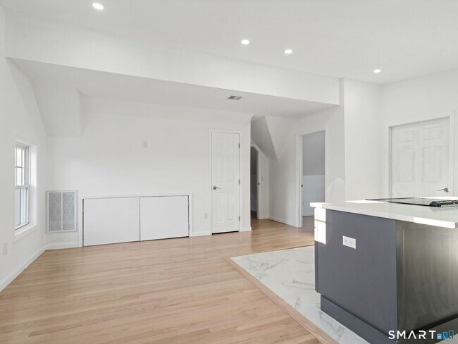 Building Photo - 27 5th St