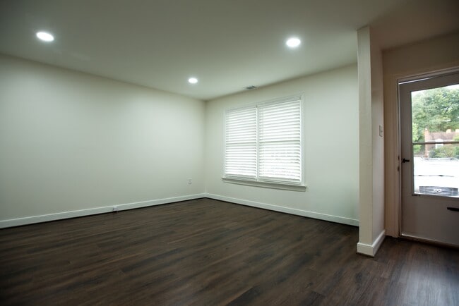 Building Photo - 2109 Lauderdale Dr