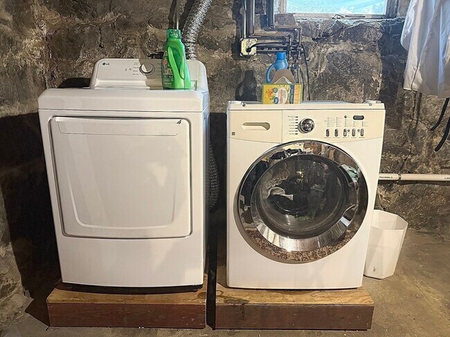 Building Photo - 39 Hall Pl