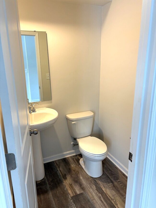 Building Photo - FIRST MONTH FREE - Bright 3BR 2.5BA Home w/ Full Appliance Kitchen • Garage Parking in Mooresville