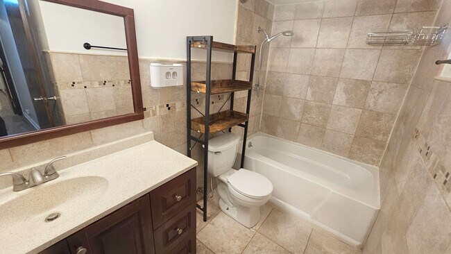Building Photo - Spacious 2 Bedroom Condo for Rent in Urbandale