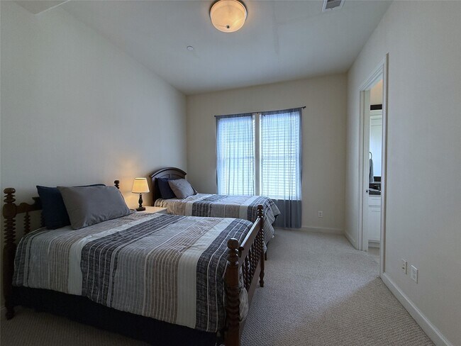 Building Photo - 705 Delano St