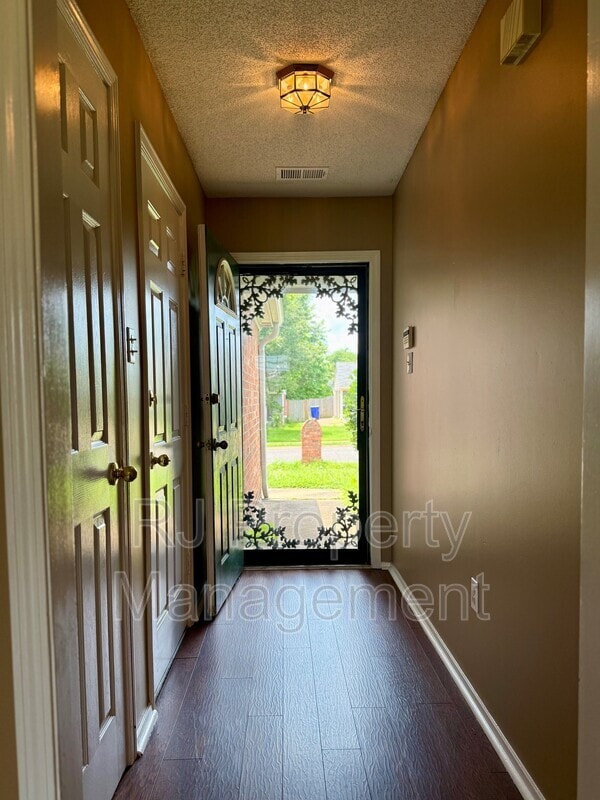 Building Photo - 6290 Oak Run Dr E