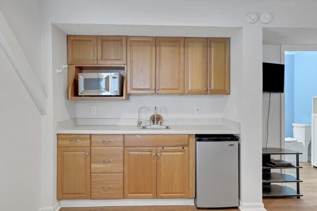 Building Photo - 140 Elm Dr