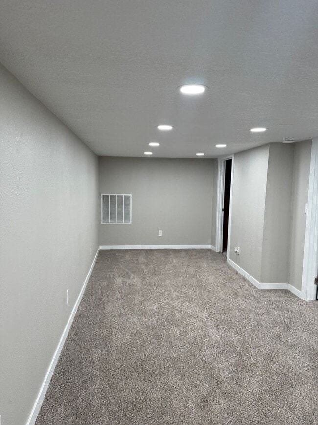 Building Photo - 605 N 10th Ave