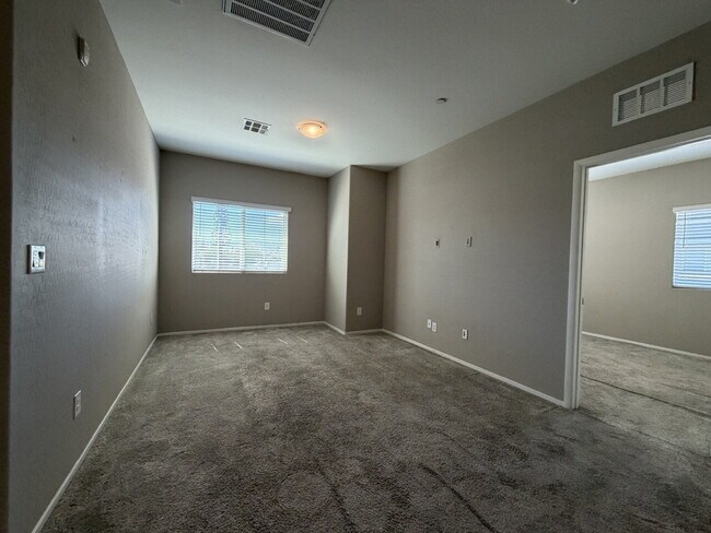 Building Photo - GATED 3 BED 3 BATH 2 CAR GARAGE TOWNHOUSE W/ BED AND BATH DOWNSTAIRS + LOFT & YARD. COMMUNITY FEA...