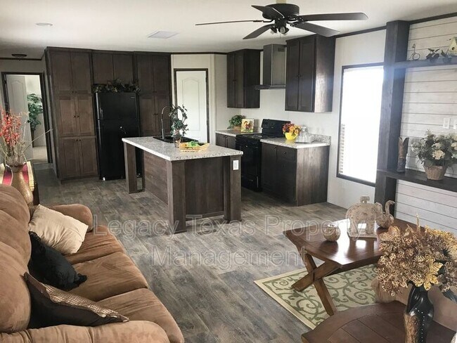 Building Photo - 800 N Old Betsy Rd