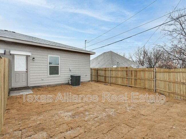 Building Photo - 3207 Karen St