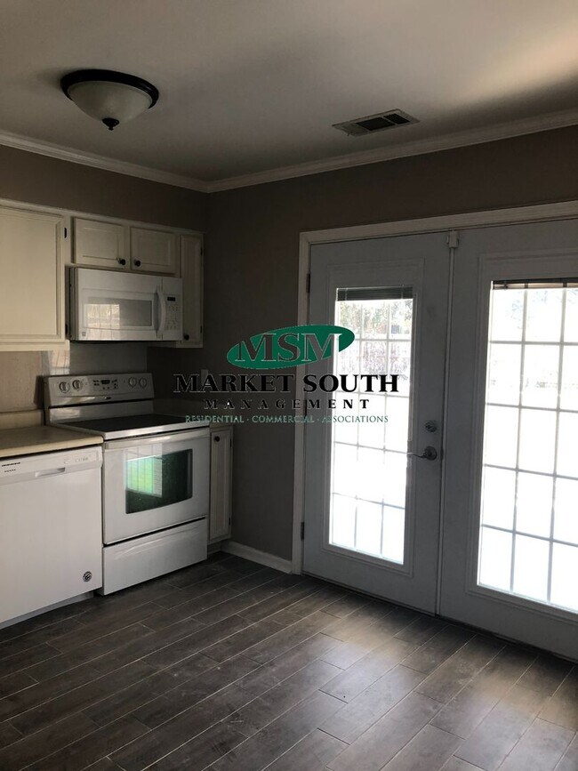 Building Photo - LARGE FENCED YARD IN POOLER!