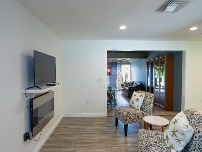 Building Photo - Living Across from Sarasota Bay 3BR/2.5BA Home Minutes to Downtown – Yardwork Included