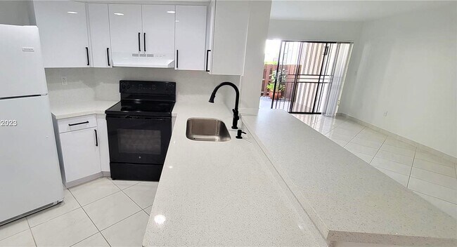 Building Photo - 9415 Fontainebleau Blvd