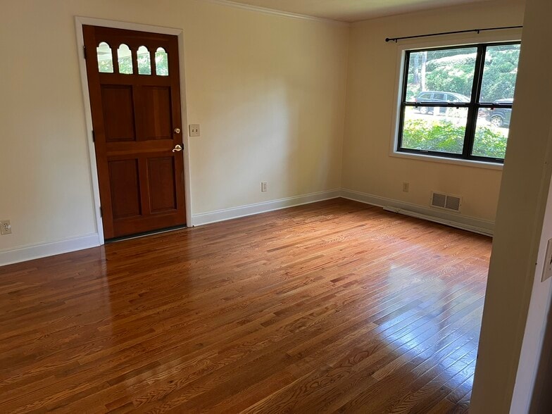 Front door entrance to living room. - 1405 Southland Vista Ct NE