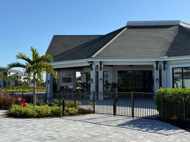 Building Photo - 2-bed 2-bath pet friendly condo with Golf membership at the National Golf!