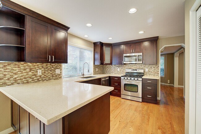 Building Photo - 3bd/2.25ba Sammamish Home