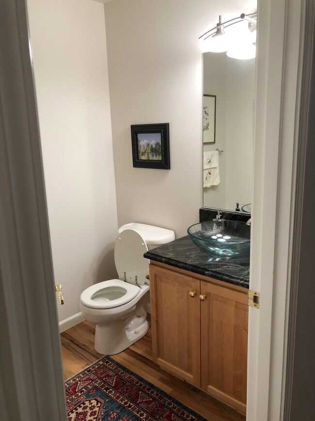 Building Photo - Beautiful 3 bedroom 2.5 Bath in North Corv...