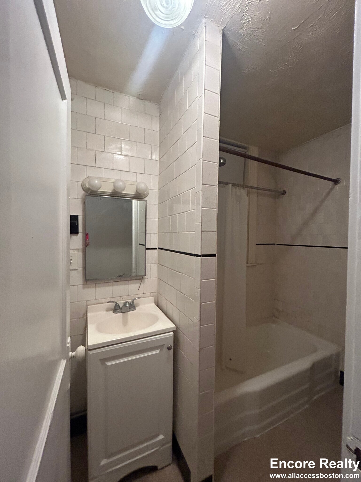 Building Photo - 376 Riverway