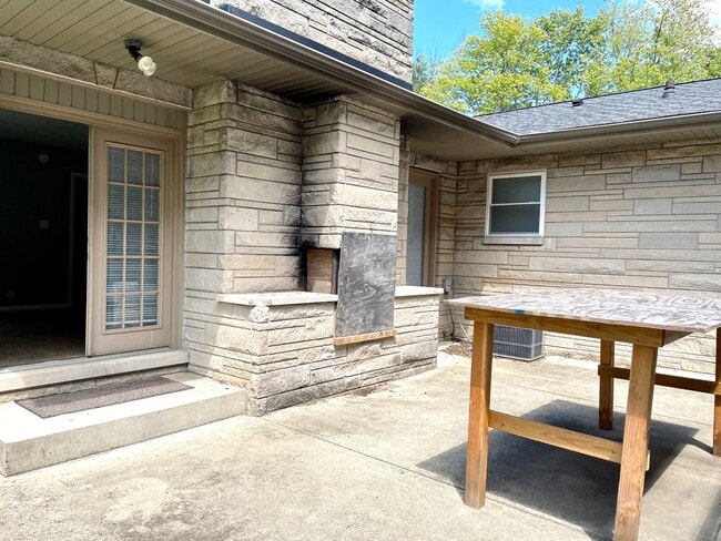Building Photo - Spacious 3 bed/2 bath - walk to campus!