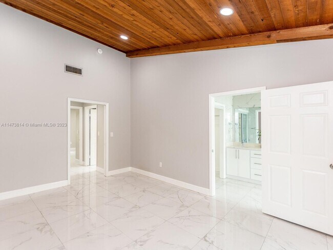 Building Photo - 741 E Plantation Cir