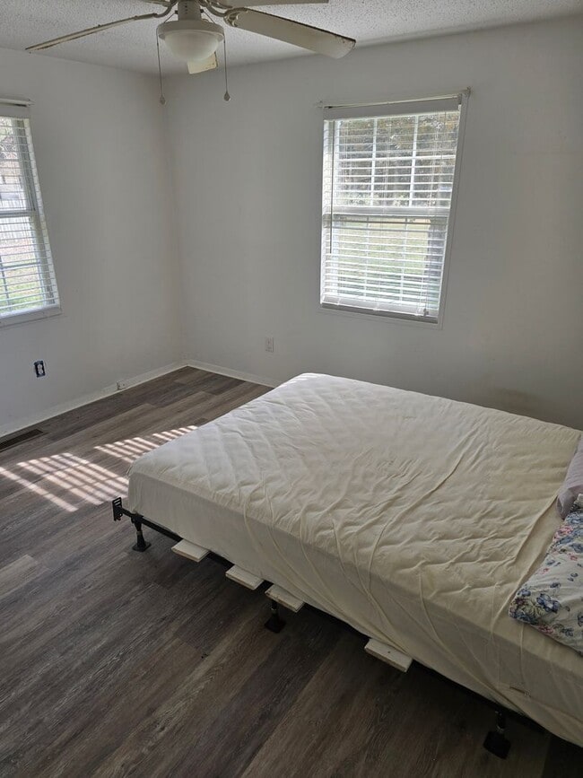 Building Photo - 3 bedrooms and a large yard