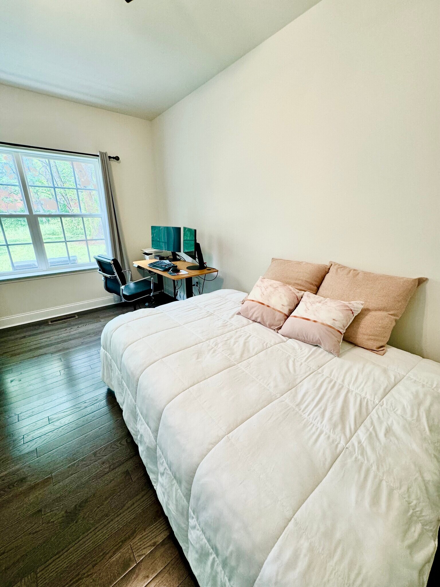 Extra flexible space for office or guests - 2321 Farrand Dr