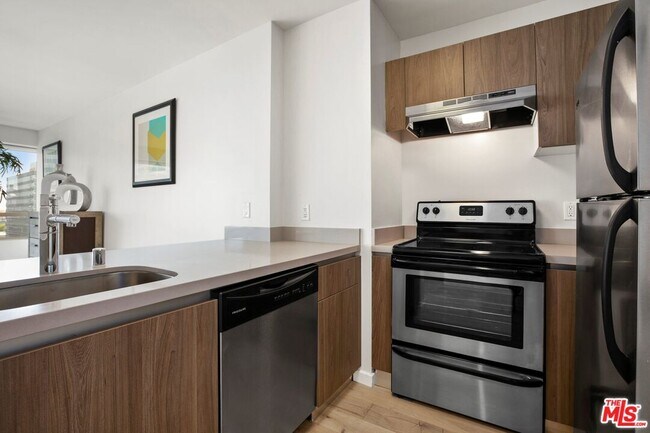 Building Photo - 3458 W 7th St