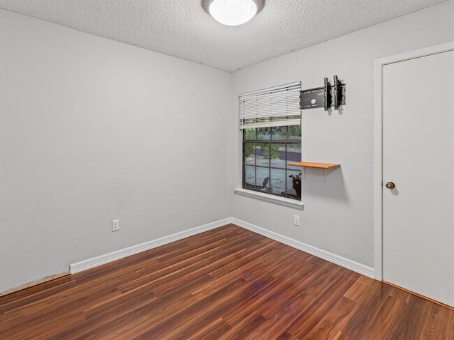 Building Photo - 404 Mulberry Dr
