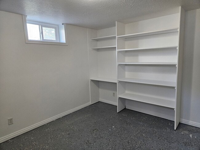 Building Photo - Great 5-Bed 2-Bath House in Bountiful