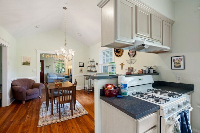 Building Photo - Downtown Raleigh Bungalow: Available September 11th
