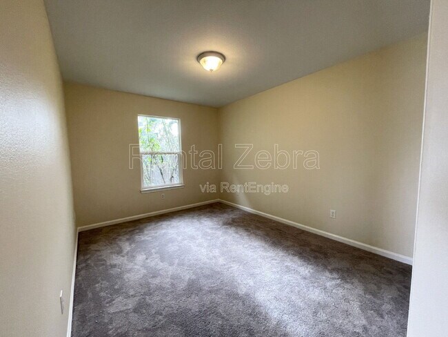 Building Photo - 2062 Red Oak Cir