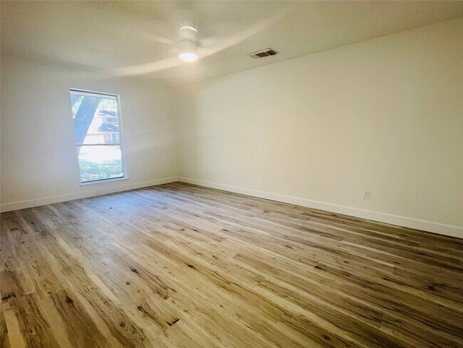 Building Photo - 3014 Edgewood Dr