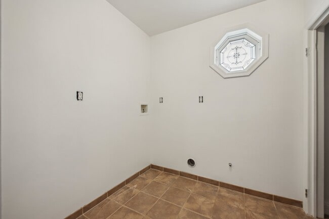Building Photo - 47 New Lawn Ave