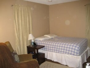 Building Photo - Great one bedroom with new kitchen and steps to the T