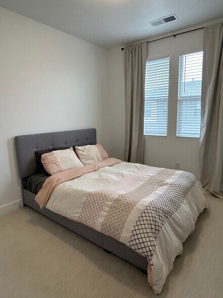 Building Photo - 832 S American Beech Ln