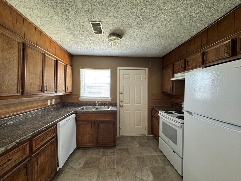 Building Photo - 804-804 Williamson Dr