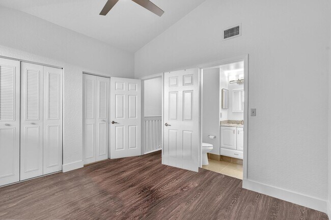 Building Photo - 725 SW 148th Ave