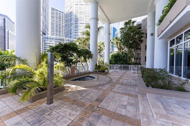 Building Photo - 801 Brickell Key Blvd