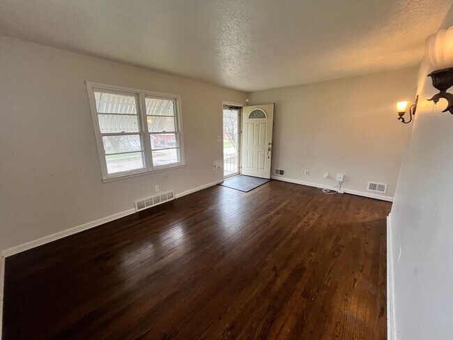 Building Photo - 1 1/2 story corner home