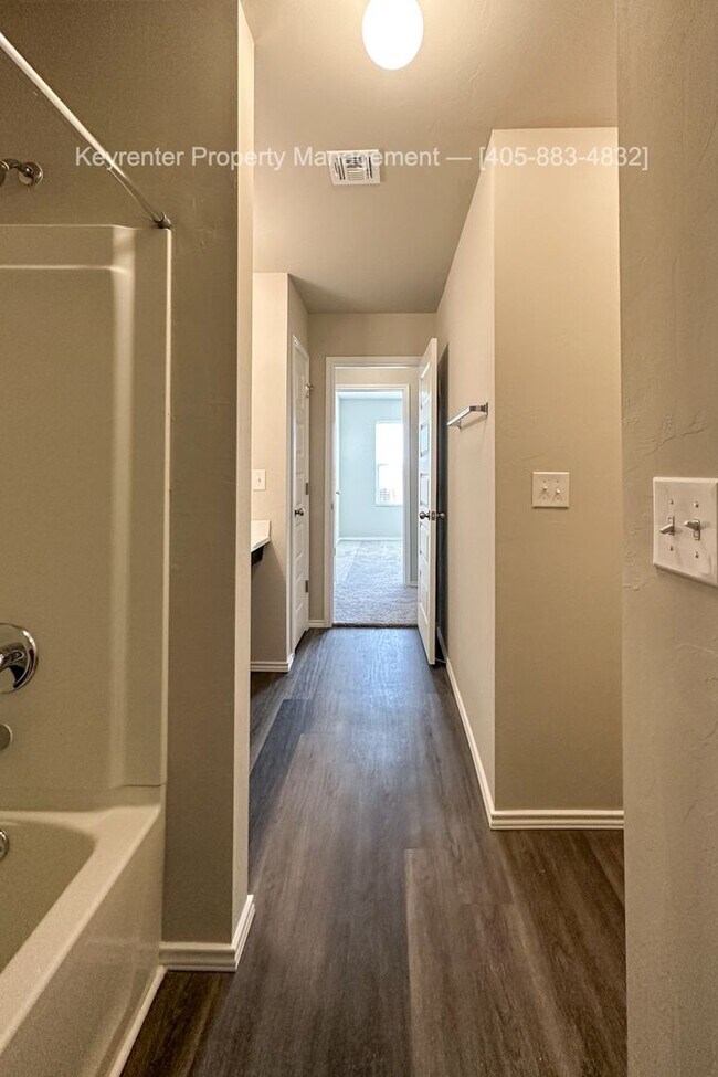 Building Photo - Gorgeous 4 Bed 2 Bath Home in Heart Of Yukon!