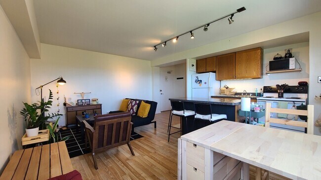 Building Photo - 4980 N Marine Dr