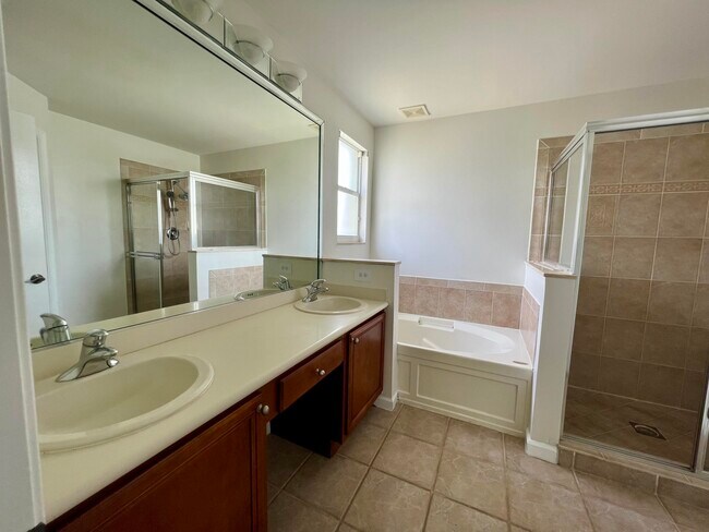 Building Photo - 333 Berenger Walk